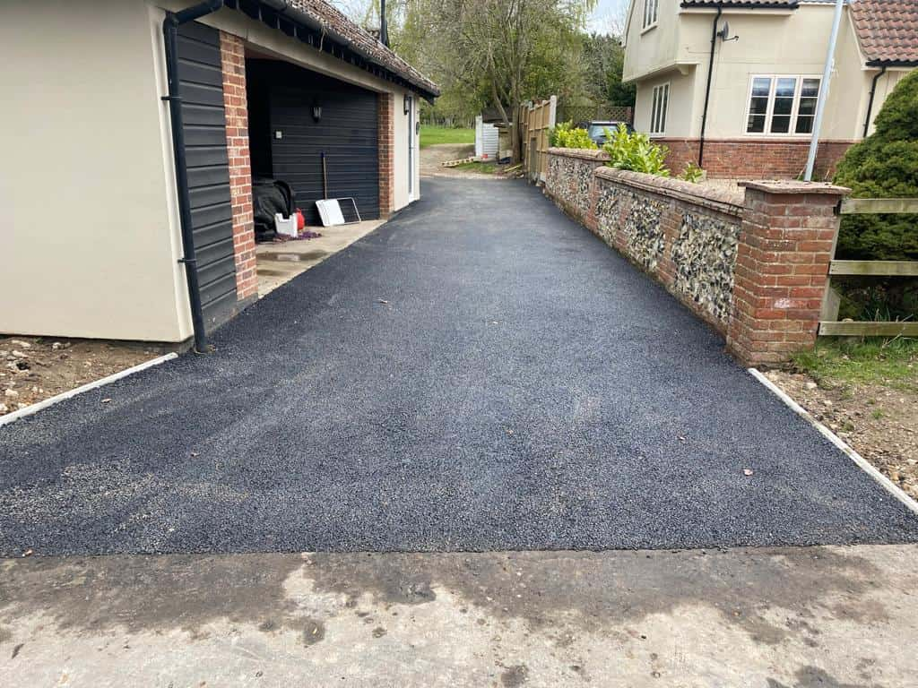 This is a newly installed tarmac driveway. All works carried out by Tunbridge Wells Driveways