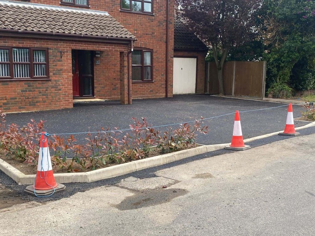 This is a newly installed tarmac driveway just installed by Tunbridge Wells Driveways